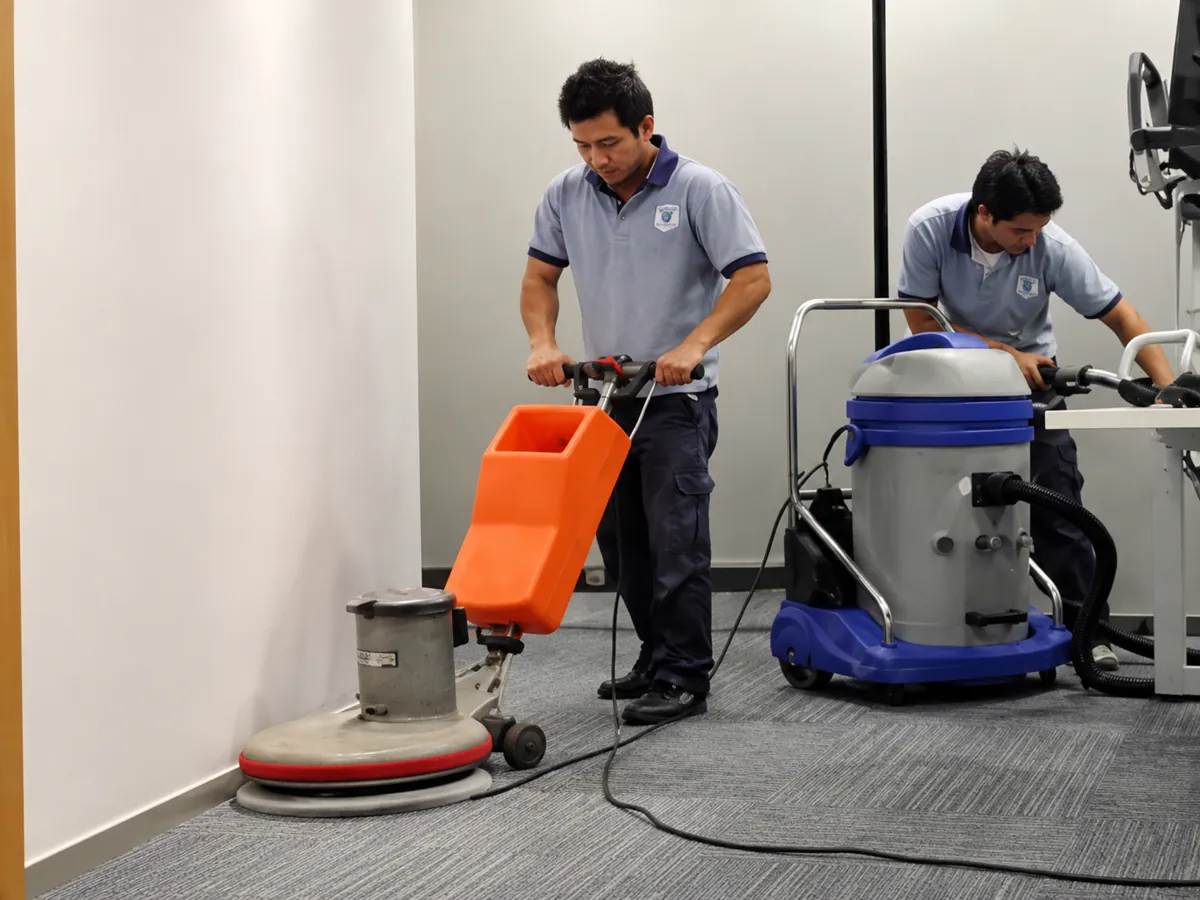 Equipo de limpieza en acción