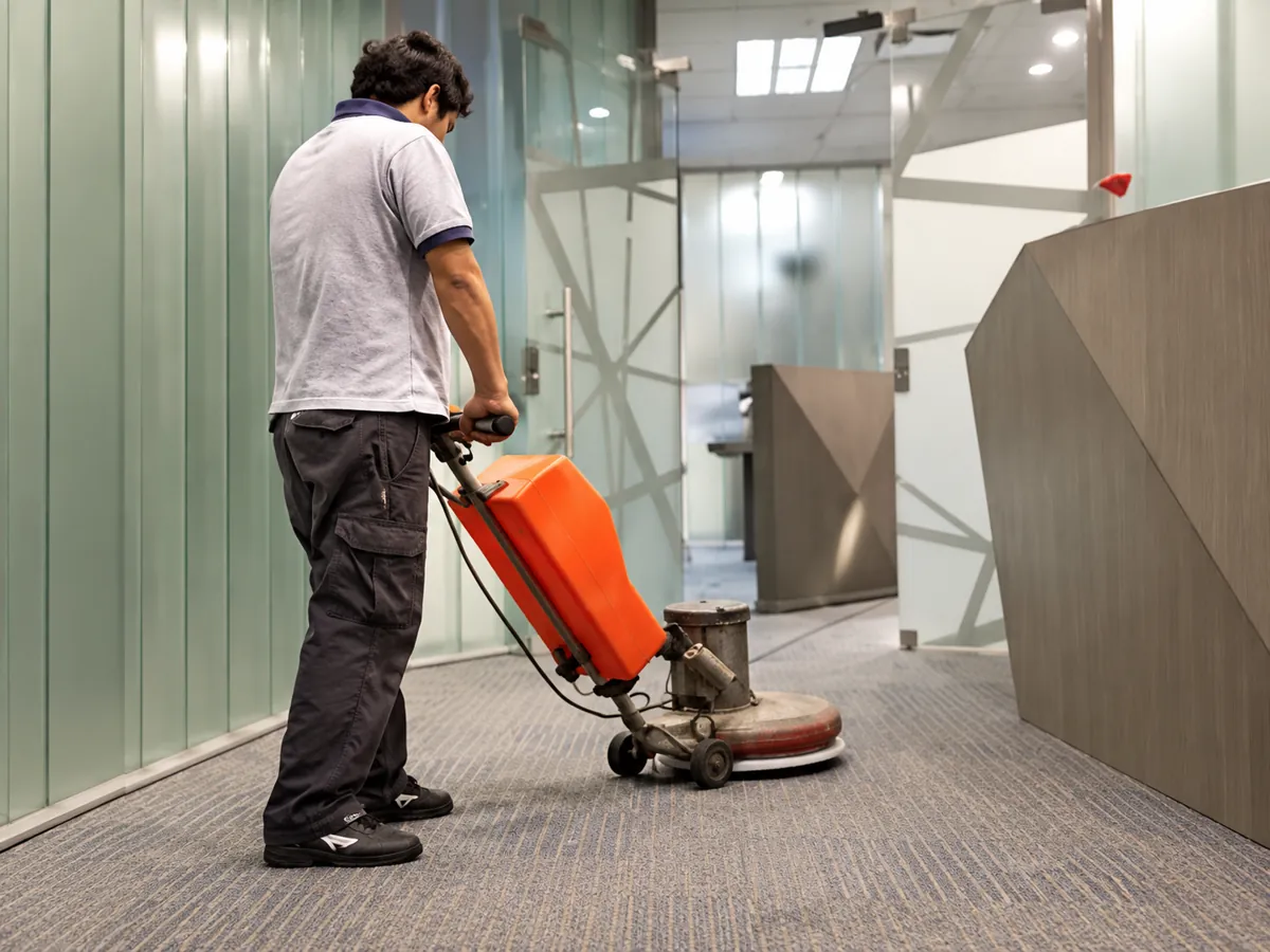 Cuidado de alfombras en espacios de trabajo